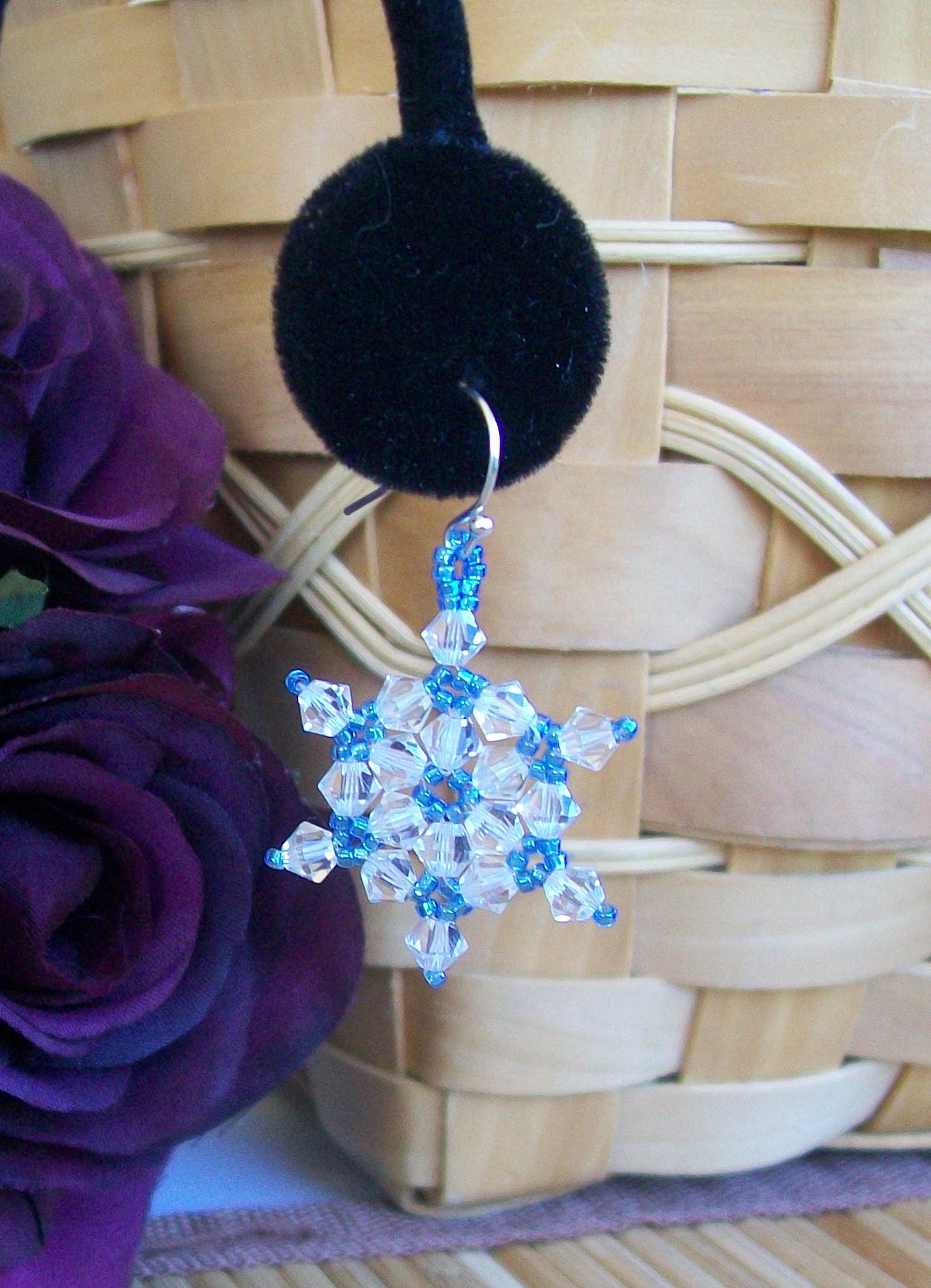 Frozen Schneeflocke Swarovski Kristall Ohrringe 008 - Von Hand Genäht Winter Blues Klare Ab Regenbogen Kristalle Und Hellblaue Perlen von LetsHaveSnowflakes