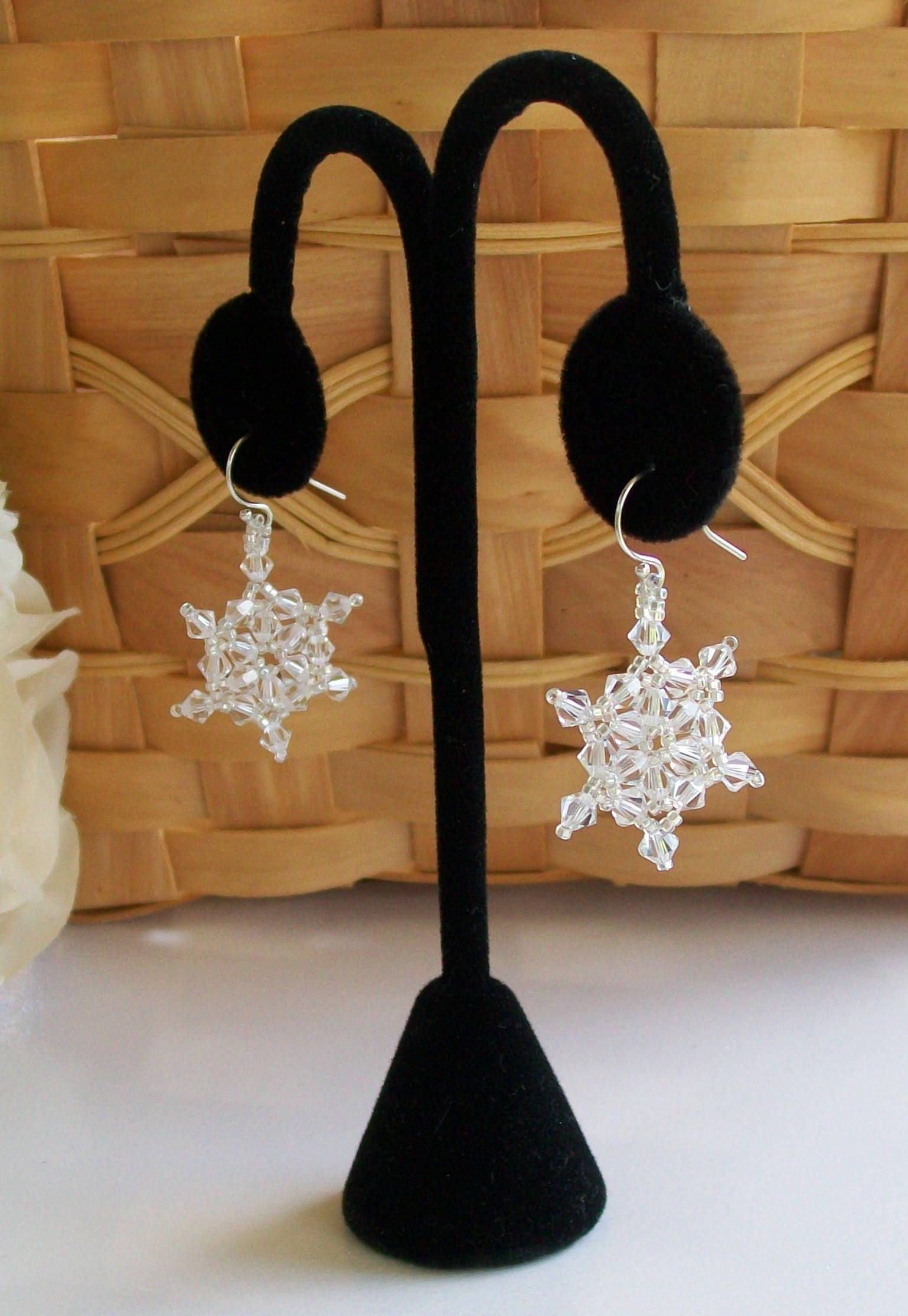 Frozen Snowflake Swarovski Kristall Ohrringe 021 - Handgenäht Klare Kristalle Und Silber Saatperlen von LetsHaveSnowflakes