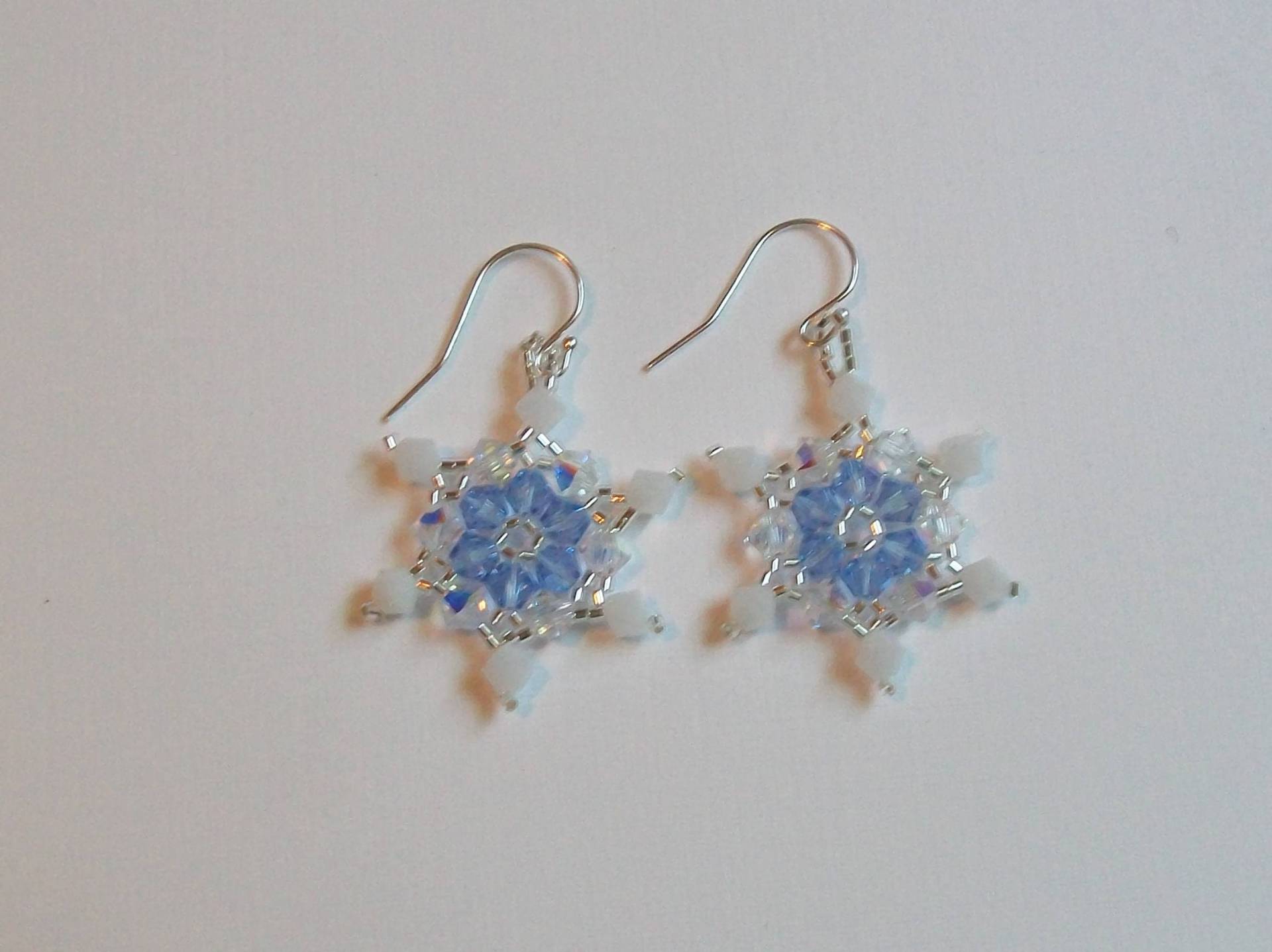 Gefrorene Schneeflocke Swarovski Kristall Ohrringe 005 - Weiß Handgenäht Winter-Schnee Licht Blau Klar Regenbogen Und Opal Kristalle von LetsHaveSnowflakes