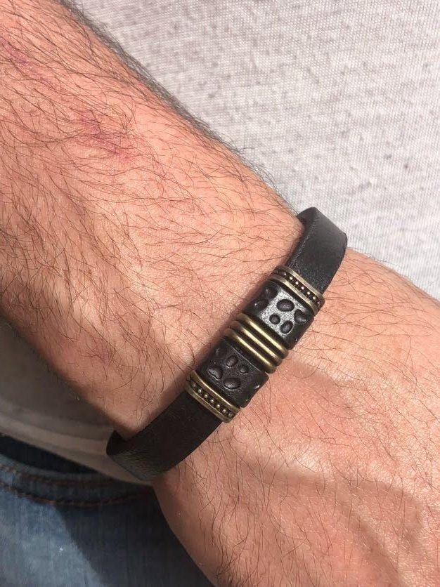 Herren Lederarmband Mit Schwarzen Band, Schwarz Und Gold-Design, Leder-Armband/Leder Armband Herren Lederarmband Mit Schwarzen Band, Schwarz Und Gold-Design, Leder-Armband/Leder Armband von Letsbrace007