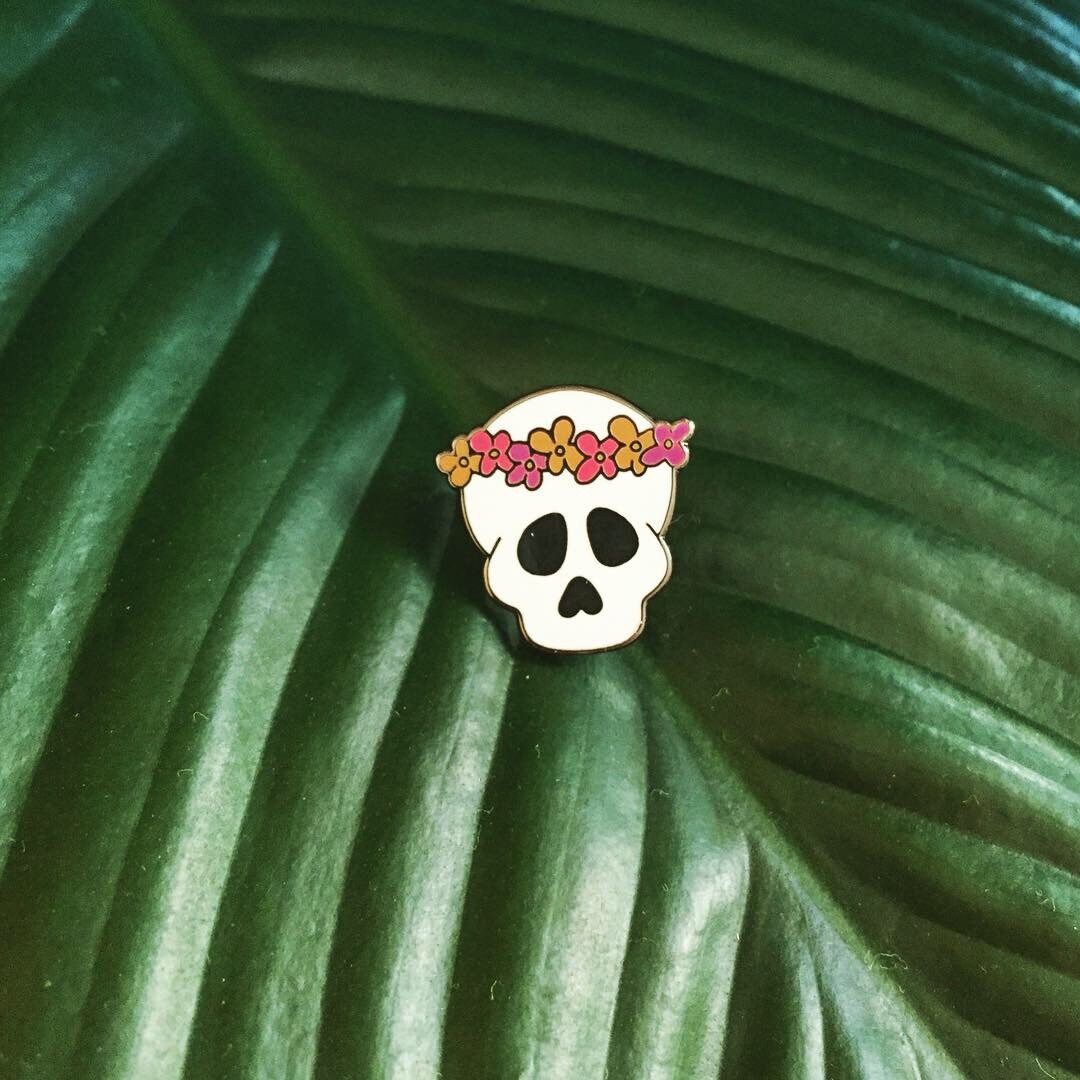 Totenkopf Blumenkrone Anstecknadel Totenkopf Blumenkrone Anstecknadel von LetterBeeDesigns