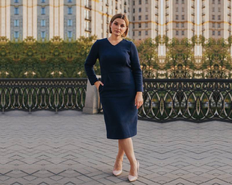 Dunkelblaues Kleid in Übergröße, Gerades Strickkleid Fürs Büro, Bequemes Für Die Arbeit, Kate Milerton Kleid, Blaues Abschlussballkleid von LetterKdresses