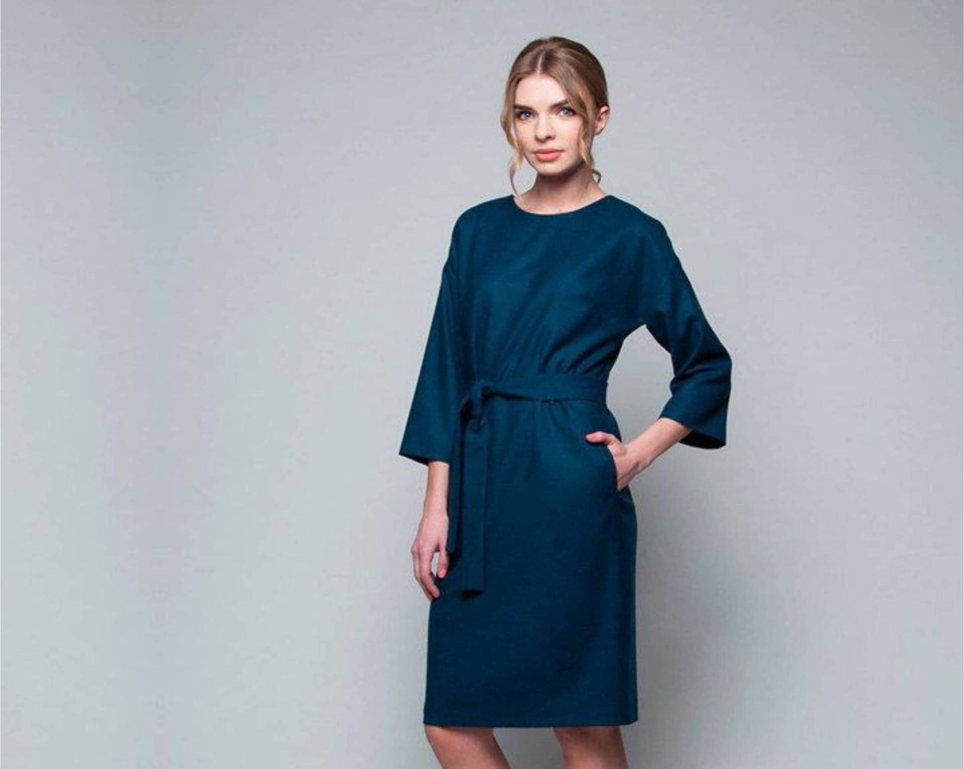 Dunkelblaues Warmes Kleid Mit Gürtel, Wollkleid Taschen, Gemütliches Winterkleid, Kleid, Röhrenkleid, Kate Midcentury Boho-stil von LetterKdresses