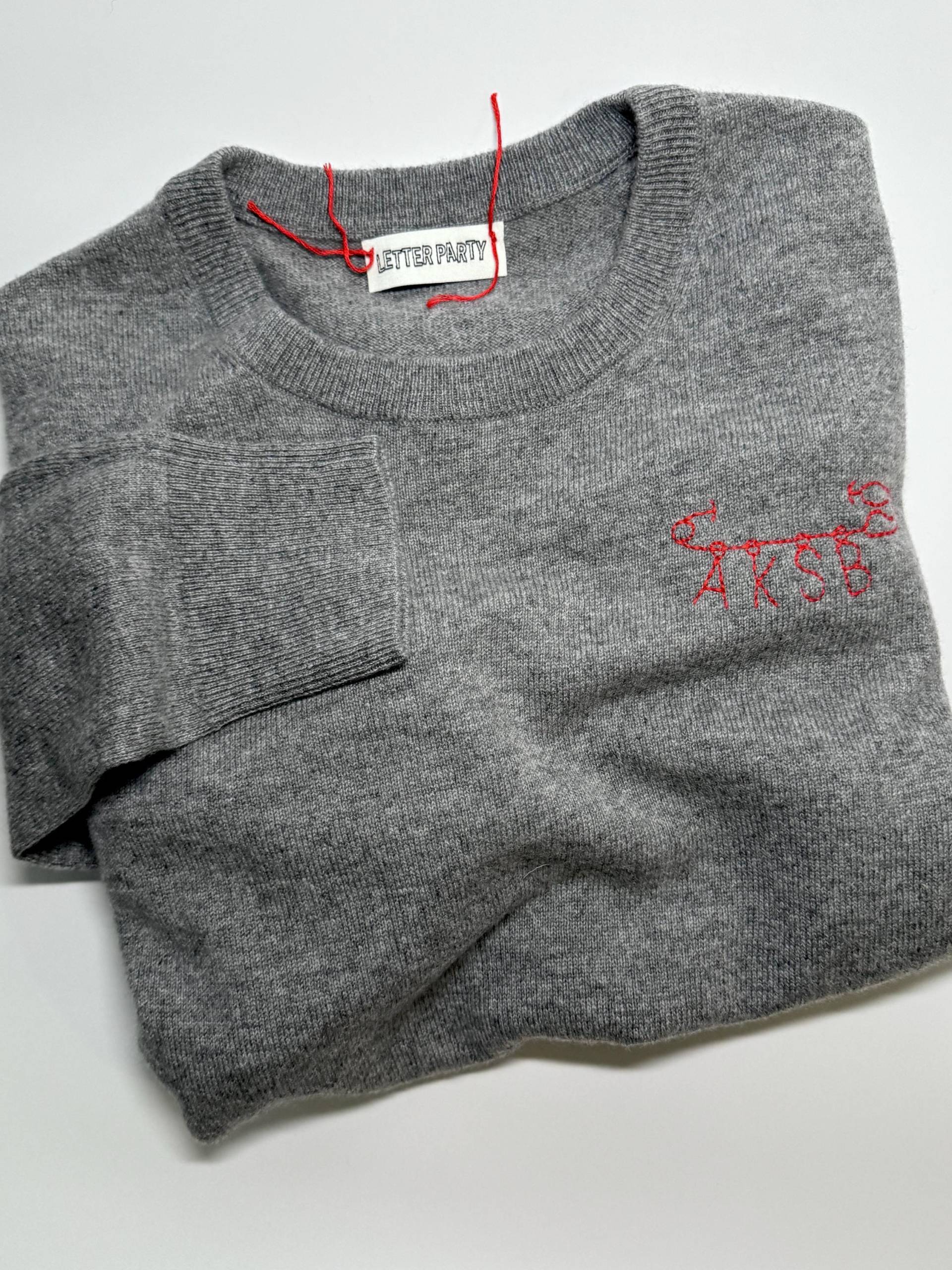 Bestickter Kaschmirpullover Mit Charm Pin Design | Benutzerdefinierte Initialen Personalisierte Geschenk von LetterParty