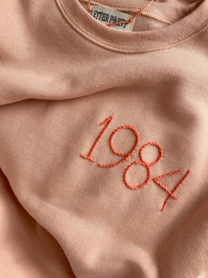 Besticktes Jahres-Sweatshirt Handgesticktes Monogramm Besticktes Jahres-Sweatshirt Handgesticktes Monogramm von LetterParty