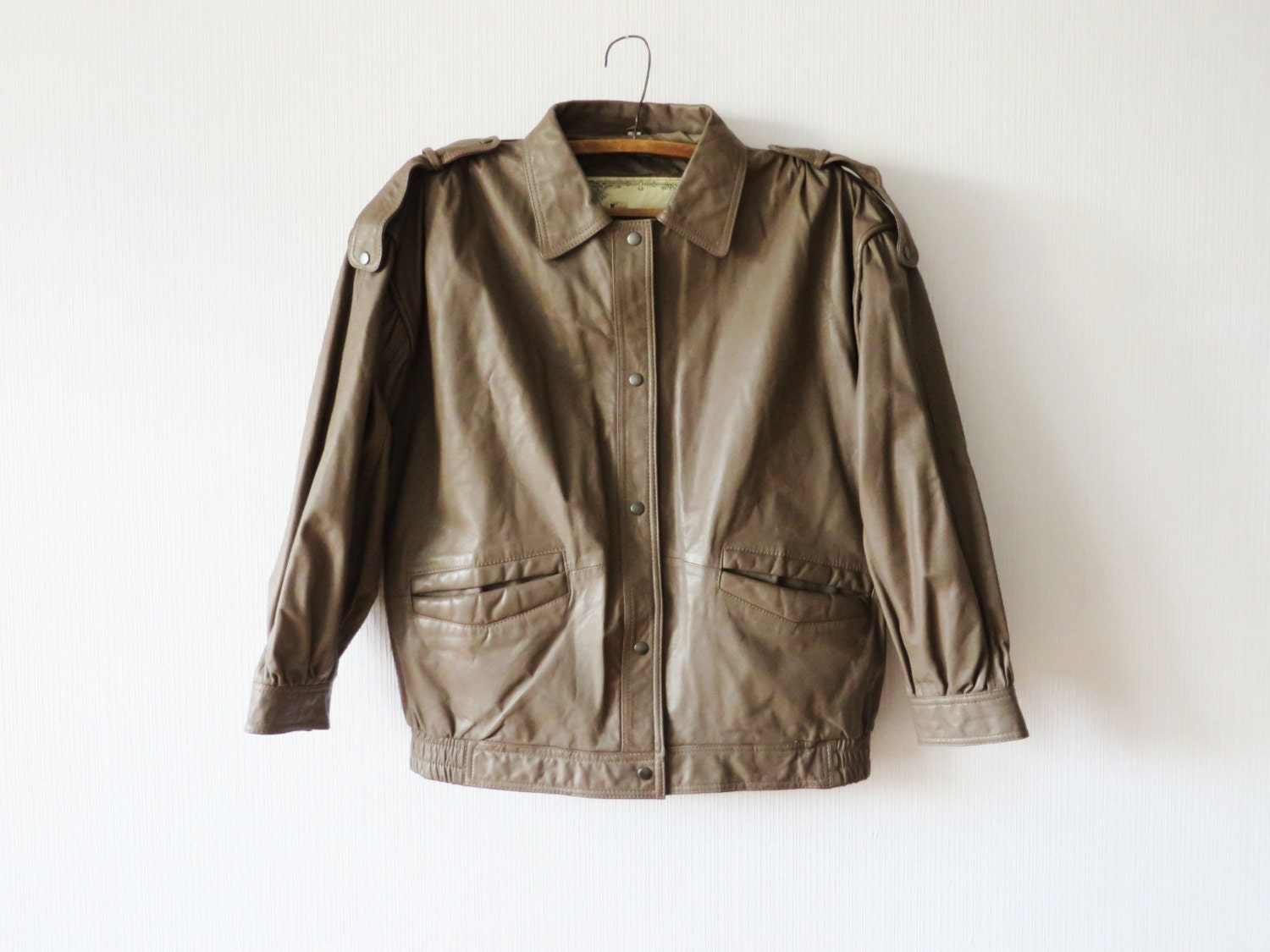 Vintage 80S Leder Bomberjacke Kurz Beige Grau Bikerjacke, Unisex M/L Vintage 80S Leder Bomberjacke Kurz Beige Grau Bikerjacke, Unisex M/L von LettersInMyPocket