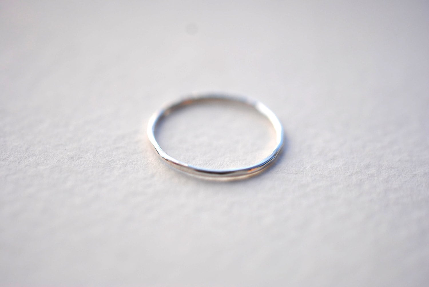 Dünne Subtile Rustikale Sterlingsilber Rau Gehämmert Hand Fabriziert Silberring Band Dünne Subtile Rustikale Sterlingsilber Rau Gehämmert Hand Fabriziert Silberring Band von LettersToSarah