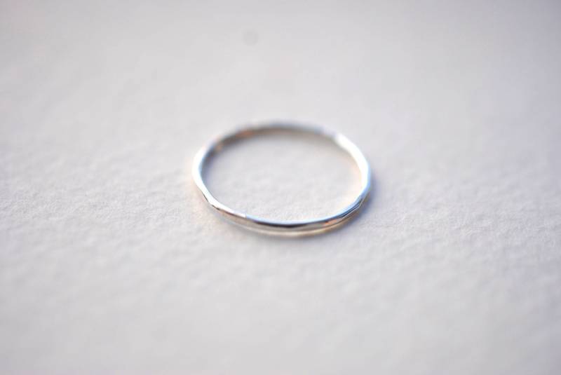 Dünne Subtile Rustikale Sterlingsilber Rau Gehämmert Hand Fabriziert Silberring Band Dünne Subtile Rustikale Sterlingsilber Rau Gehämmert Hand Fabriziert Silberring Band von LettersToSarah