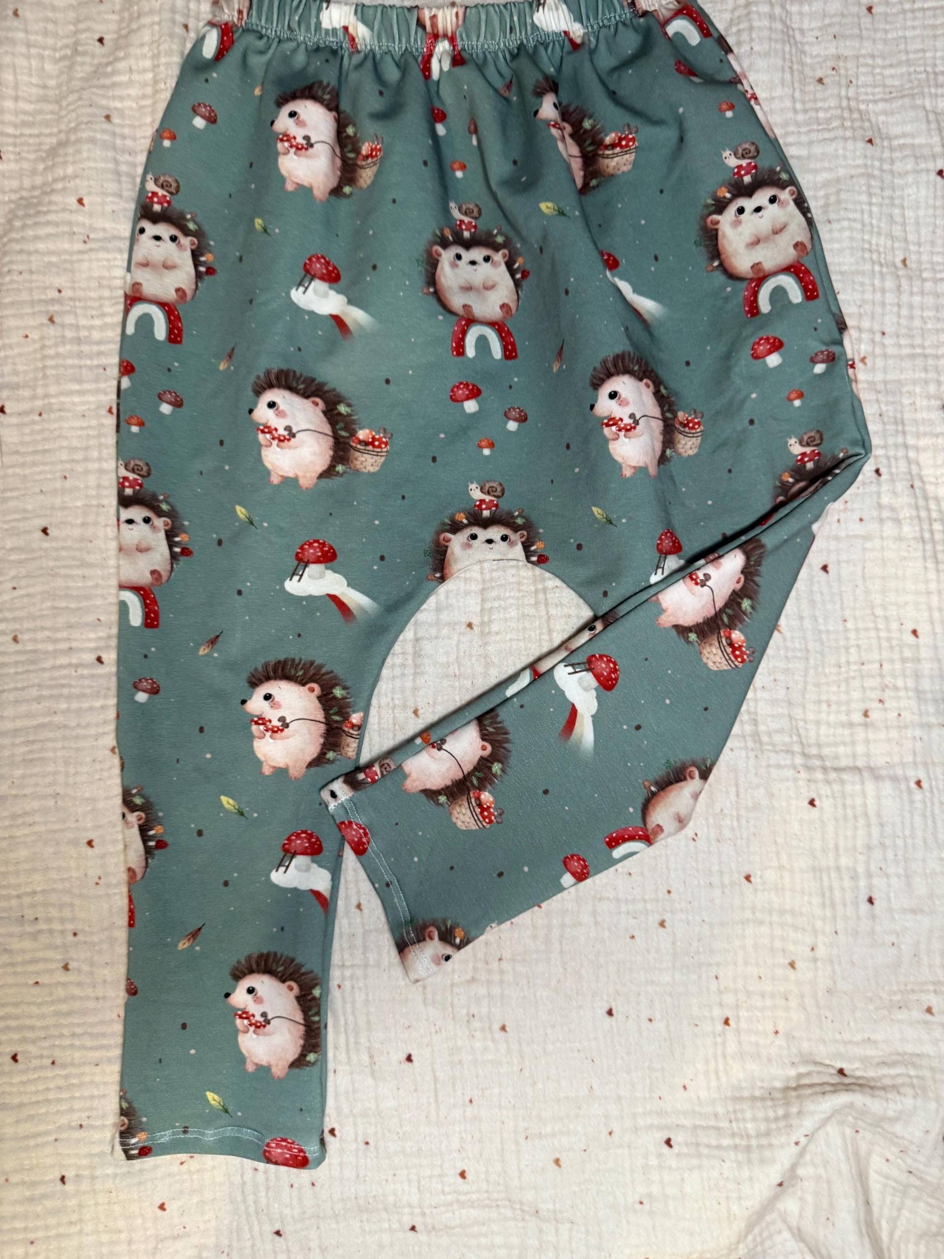 Kinder Leggings Größe 98, Handmade Hose Mit Igel Und Pilz Motiv, Bequeme Für Mädchen Jungen Kinder Leggings Größe 98, Handmade Hose Mit Igel Und Pilz Motiv, Bequeme Für Mädchen Jungen von LeunikatKreationen