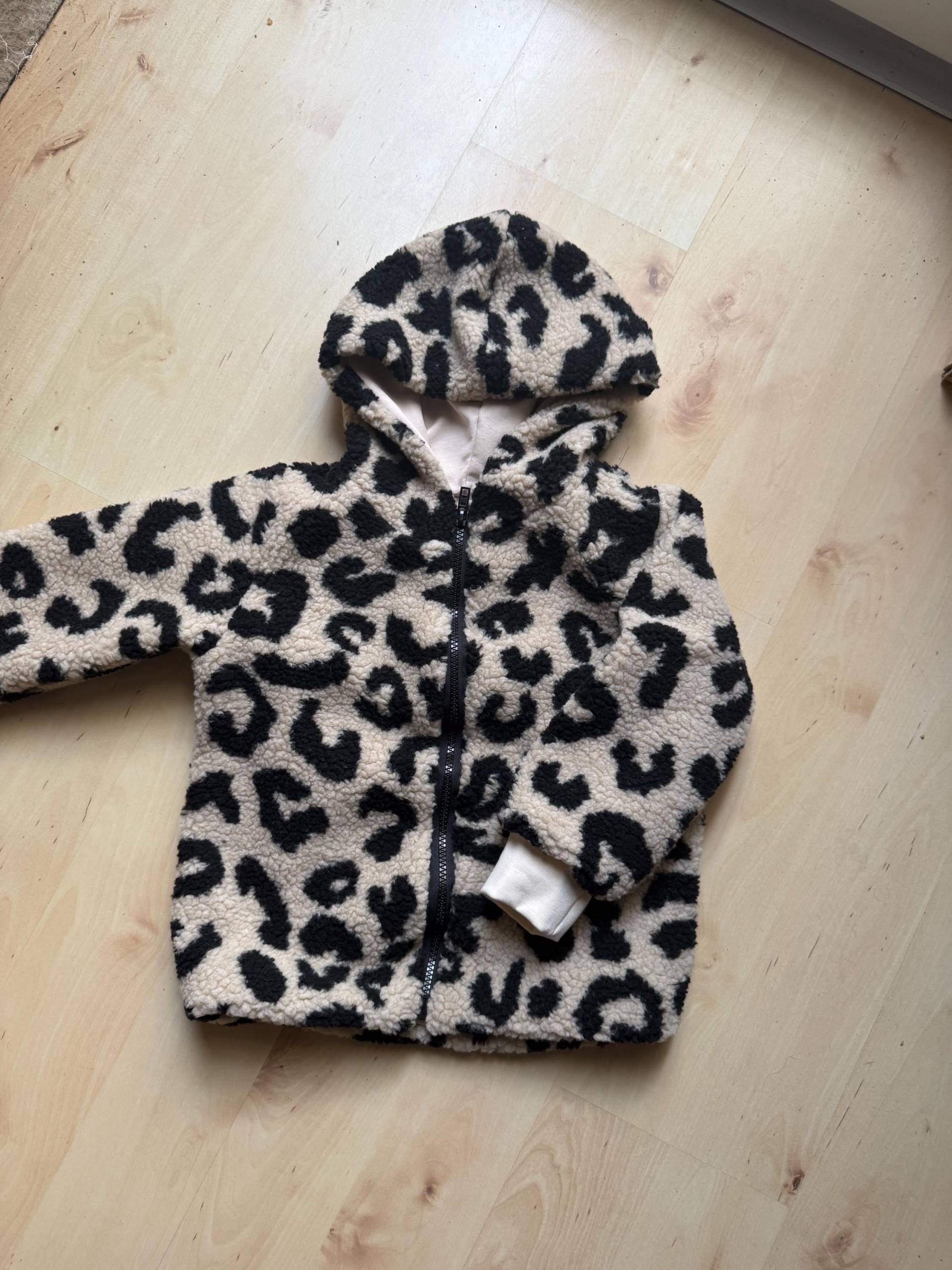 Teddyjacke Kinder 104, Kuschelige Jacke Mit Leo, Kapuzenjacke Mädchen Jungen, Fleecejacke Warm, Handmade Kinderkleidung von LeunikatKreationen