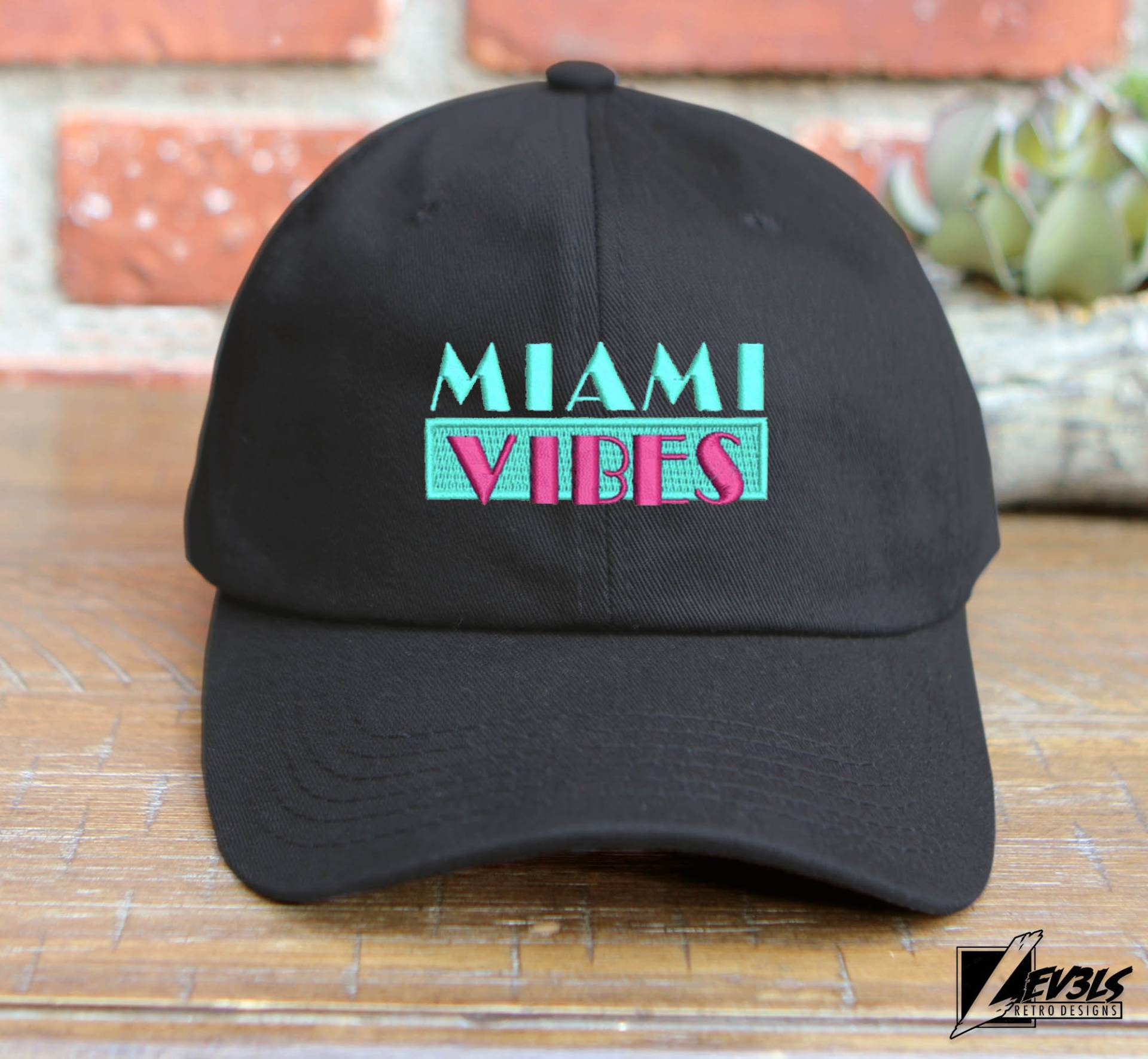 Miami Vibes Bestickte Dad-Hut Aus Baumwolle - Verstellbare Baseballkappe Miami Vibes Bestickte Dad-Hut Aus Baumwolle - Verstellbare Baseballkappe von Lev3lsLA