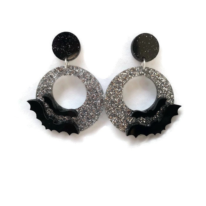 Fledermaus Ohrringe Schwarz & Silber Glitter Acryl, Halloween Schmuck von LevanterCo