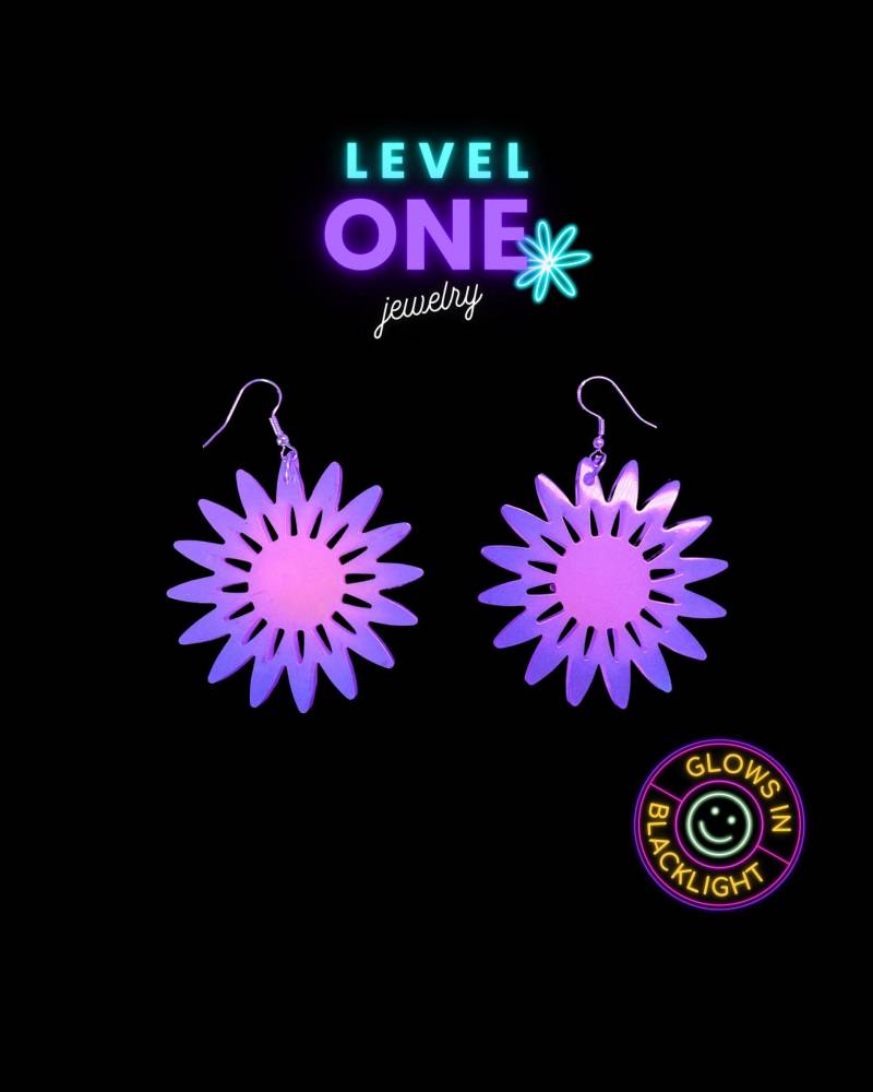 Schwarzlicht Ohrringe Neon Violett Lila Blume Stern Mandala Schwarzlicht Ohrringe Neon Violett Lila Blume Stern Mandala von LevelOneJewelry