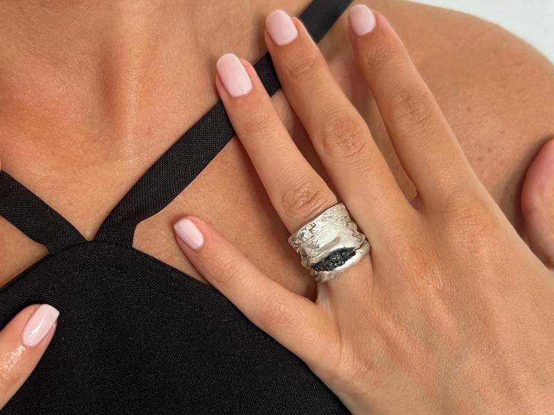 Carborundum Ring Roher Schwarzer Edelstein Mit Breitem Band Carborundum Ring Roher Schwarzer Edelstein Mit Breitem Band von LevenExclusive