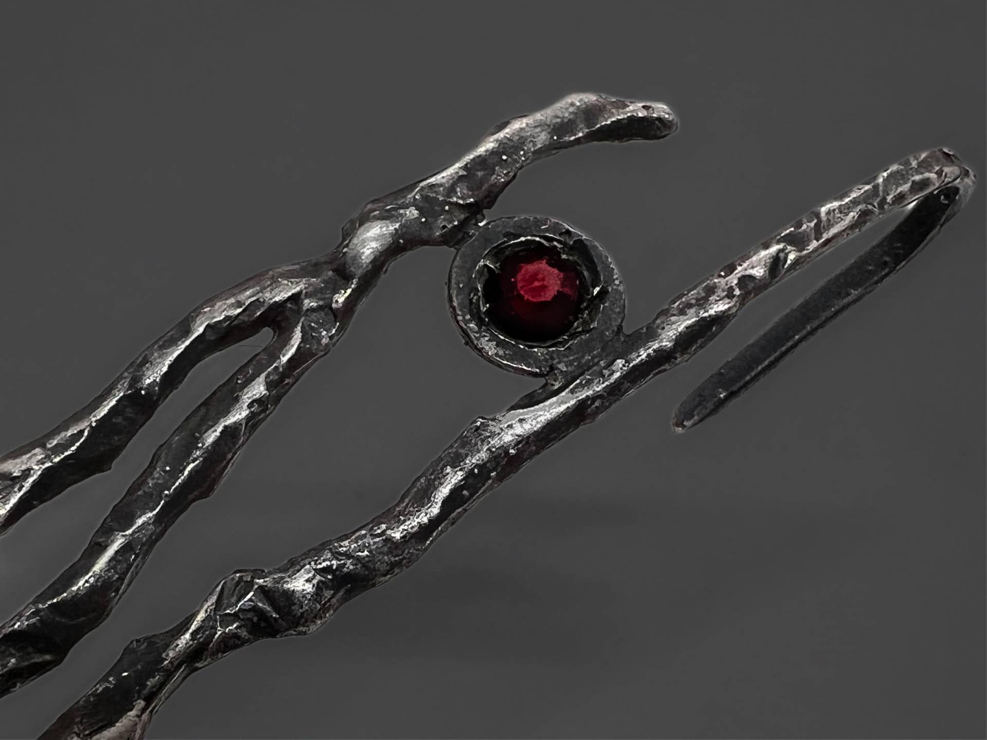 Oxidierte Sterling Silber Ohrmanschette Zweig Design Mit Zirkon, Granat Oder Saphir Oxidierte Sterling Silber Ohrmanschette Zweig Design Mit Zirkon, Granat Oder Saphir von LevenExclusive