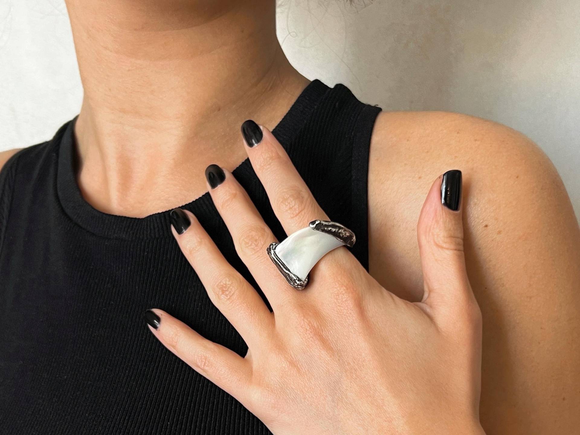 Oxidierter Sterling Silber Perlmutt Ring - Avantgarde Schmuck Oxidierter Sterling Silber Perlmutt Ring - Avantgarde Schmuck von LevenExclusive