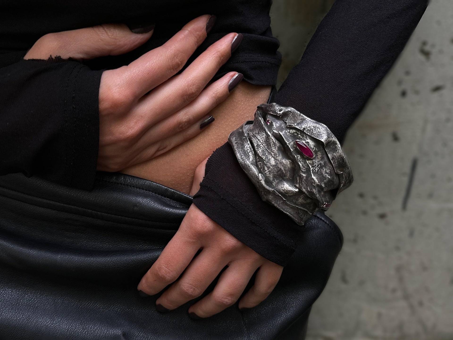 Oxidiertes Sterling Silber Manschette Armband Rosa Saphir Edelstein Massives Band Oxidiertes Sterling Silber Manschette Armband Rosa Saphir Edelstein Massives Band von LevenExclusive