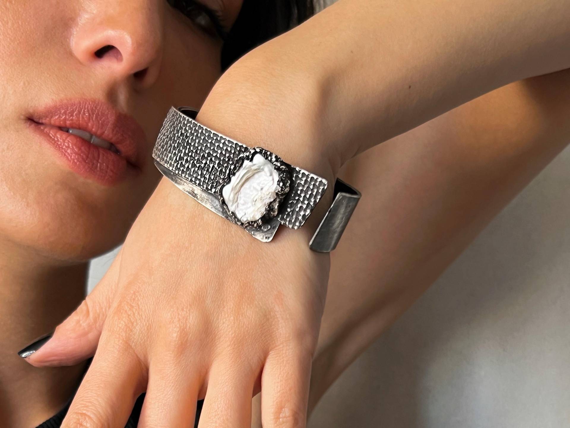 Oxidiertes Sterling Silber Perle Manschette Armband Einzigartiger Schmuck Oxidiertes Sterling Silber Perle Manschette Armband Einzigartiger Schmuck von LevenExclusive