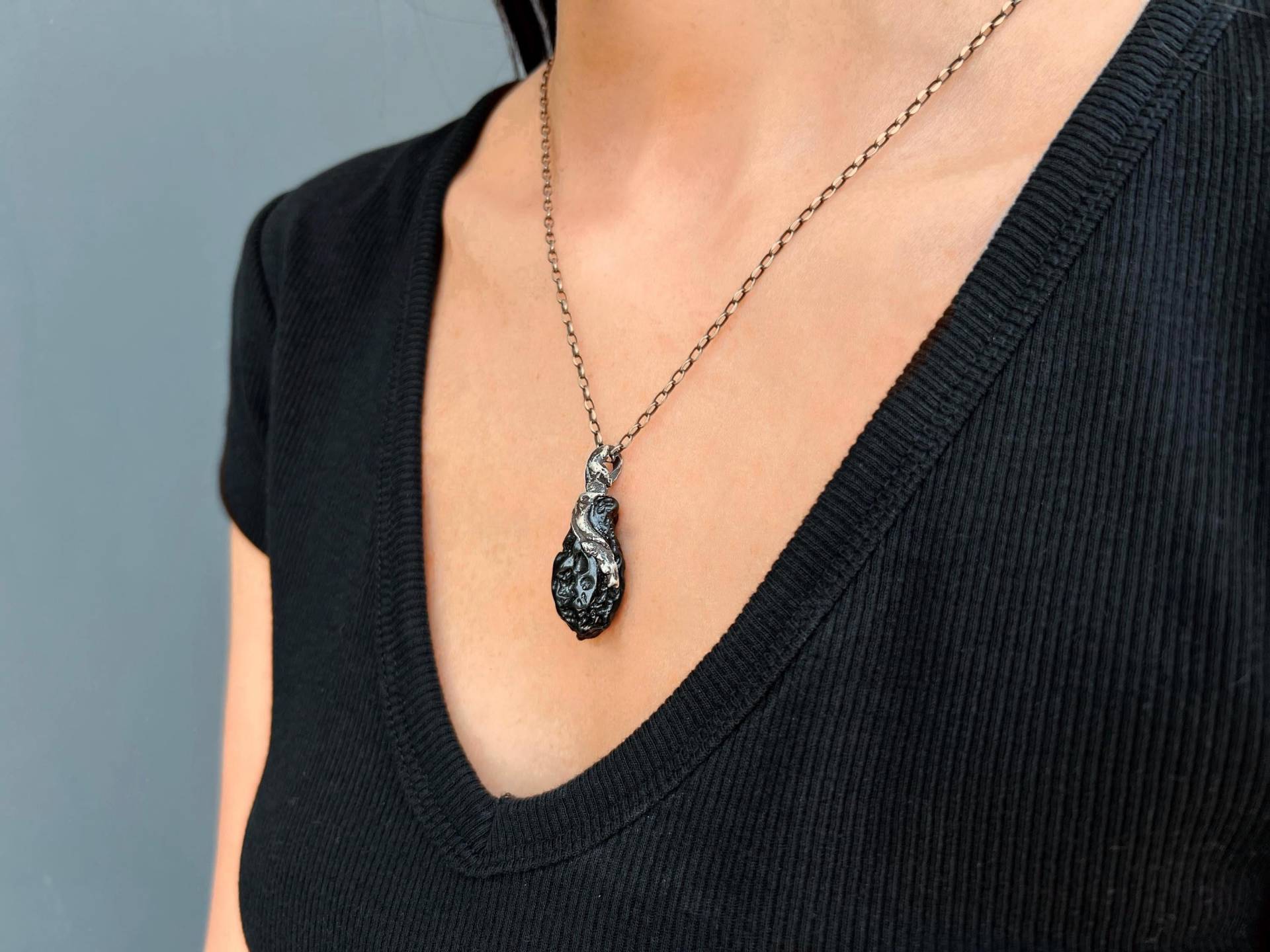 Schwarzer Tektit Anhänger Silber Oxidiert, Einzigartiger Edelstein Schwarzer Tektit Anhänger Silber Oxidiert, Einzigartiger Edelstein von LevenExclusive