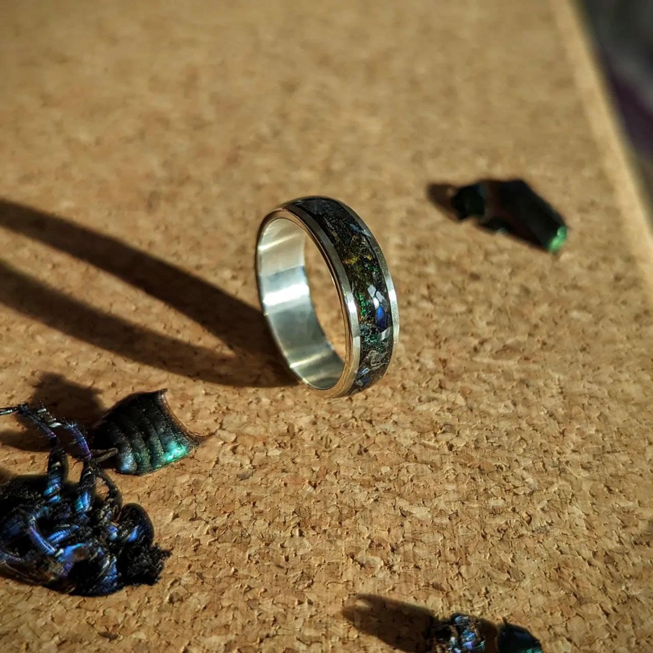 Handgemachter Irisierender Käfer Flügel Mosaik Ring, Sterling Silber Handgemachter Irisierender Käfer Flügel Mosaik Ring, Sterling Silber von LeventeJewelry