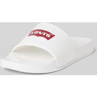 Levi's® Slides mit Label-Print Modell 'JUNE BATWING' in Weiss, Größe 45 von Levi's®