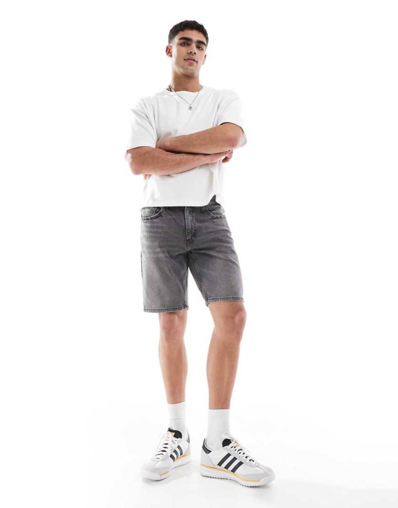 Levi's - 445 Athletic - Gerade geschnittene Jeans-Shorts in grauer Waschung von Levi's