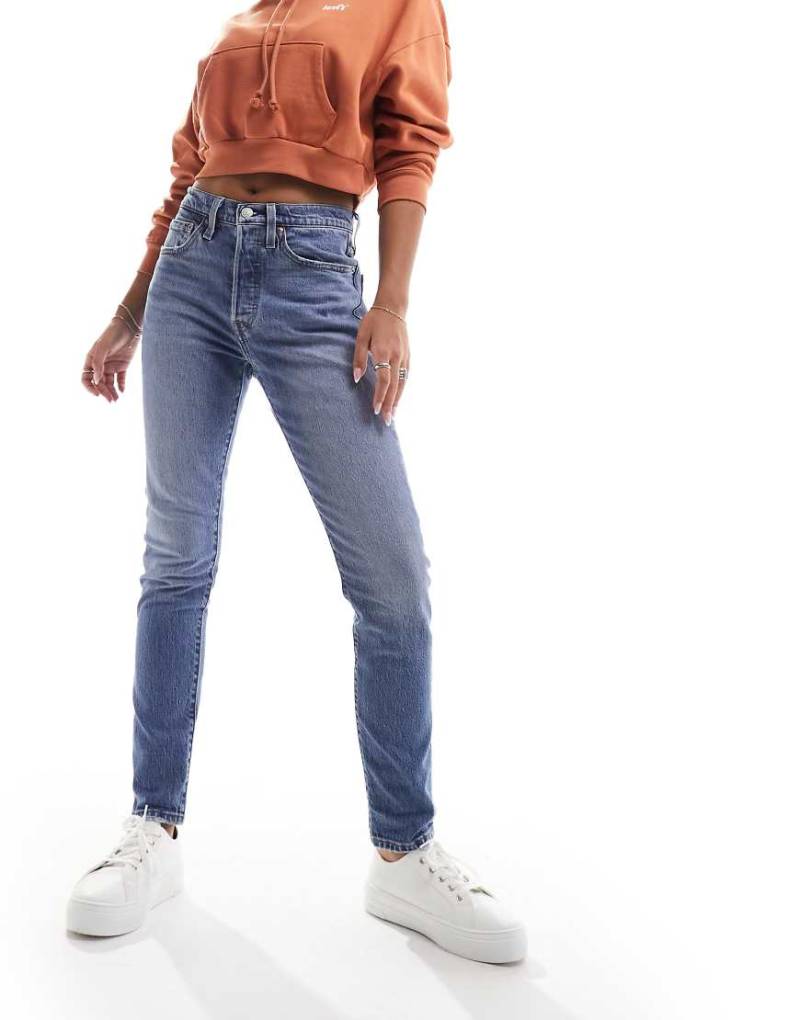 Levi's - 501 - Enge Jeans in verwaschenem Mittelblau von Levi's
