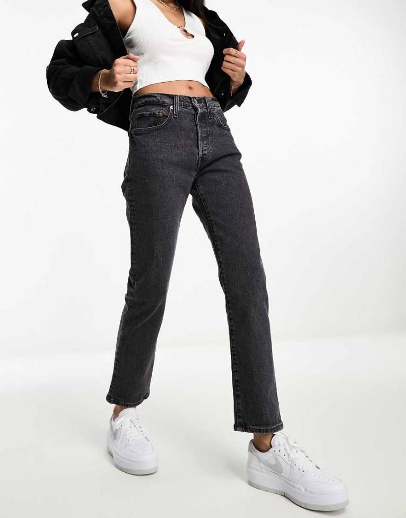 Levi's - 501 - Jeans in verwaschenem Schwarz mit verkürztem Schnitt und geradem Bein-Grau von Levi's