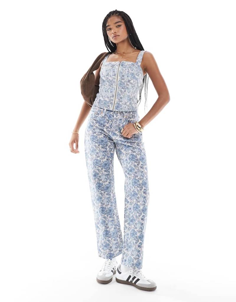 Levi's - 501 - Knöchellange Denim-Jeans im 90er-Stil mit blauem Blumenmuster, Kombiteil von Levi's