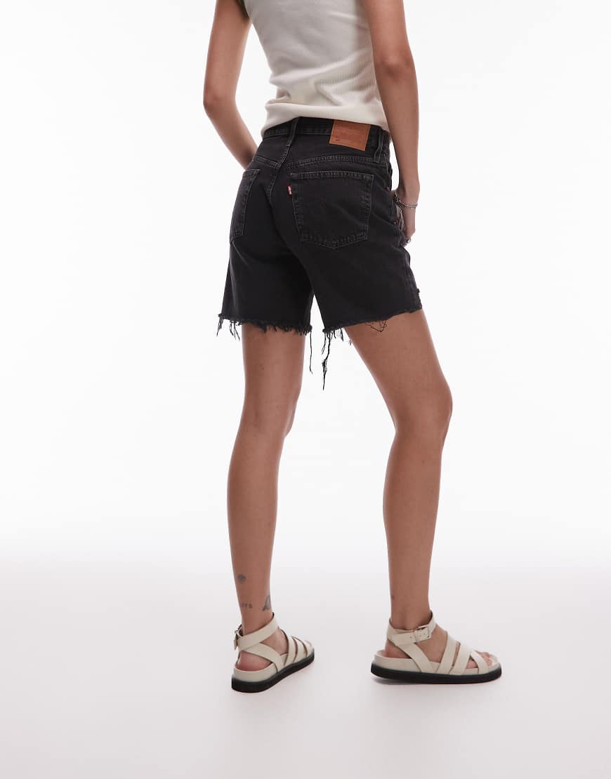 Levi's - 501 - Shorts in Schwarz mit mittlerer Beinlänge und Used-Saum Levi's - 501 - Shorts in Schwarz mit mittlerer Beinlänge und Used-Saum von Levi's