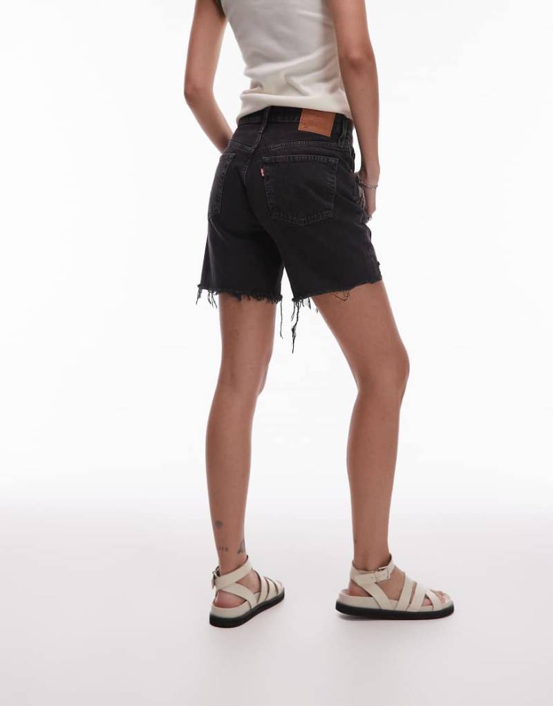 Levi's - 501 - Shorts in Schwarz mit mittlerer Beinlänge und Used-Saum Levi's - 501 - Shorts in Schwarz mit mittlerer Beinlänge und Used-Saum von Levi's