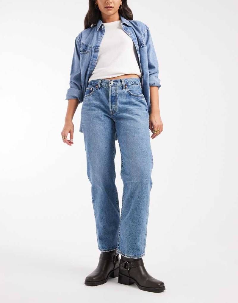 Levi's - 501 - Verkürzte Straight Jeans in verwaschenem Blau von Levi's