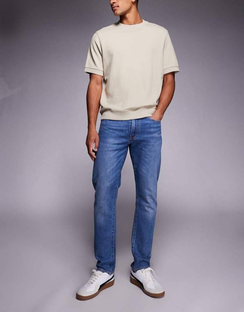 Levi's - 502 - Schmal zulaufende Jeans in mittelblauer Waschung von Levi's