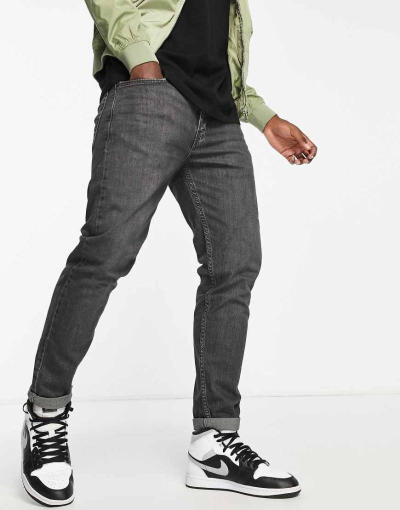 Levi's - 502 - Schmal zulaufende Jeans in schwarzer Waschung von Levi's