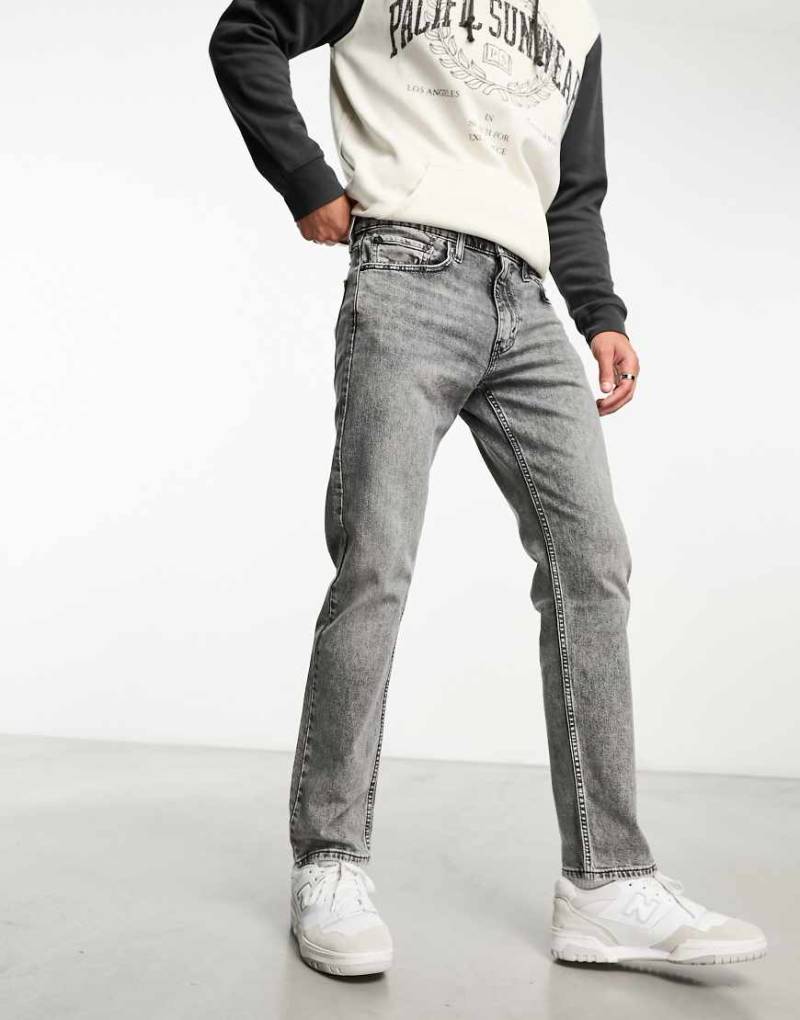 Levi's - 502 - Schmal zulaufende Jeans in verwaschenem Hellgrau Levi's - 502 - Schmal zulaufende Jeans in verwaschenem Hellgrau von Levi's