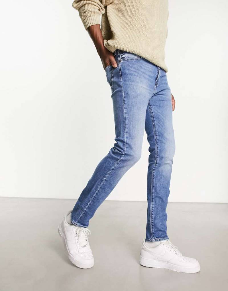 Levi's - 510 - Jeans mit engem Schnitt in hellblauer Waschung Levi's - 510 - Jeans mit engem Schnitt in hellblauer Waschung von Levi's