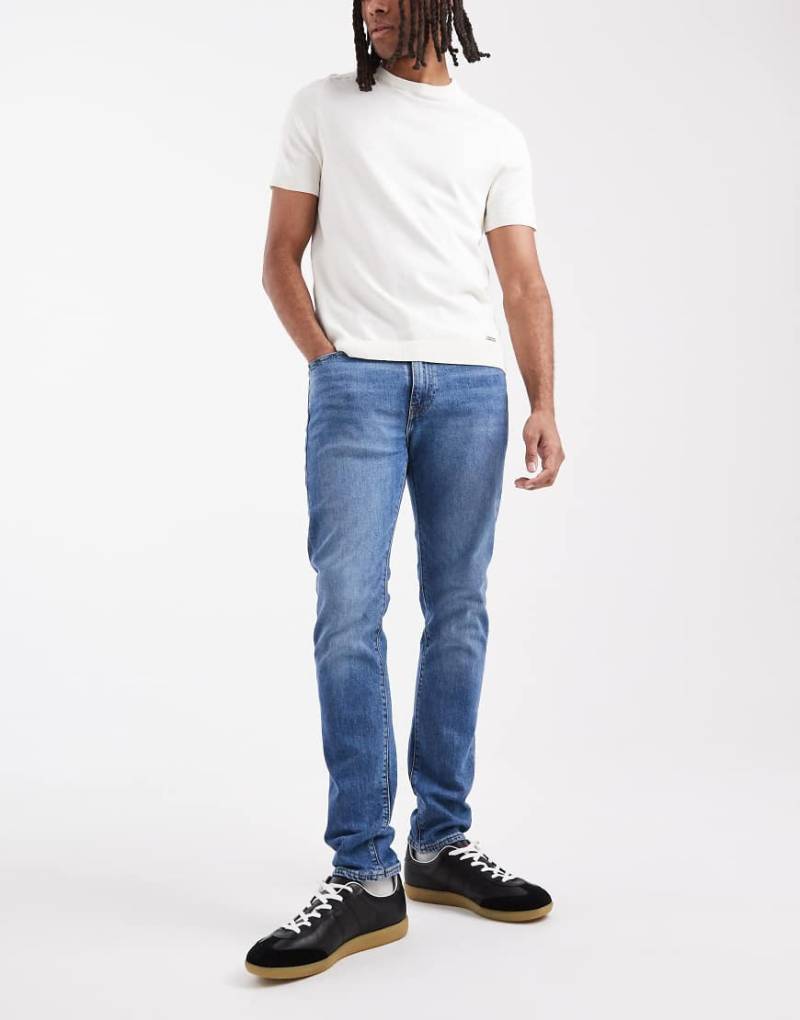 Levi's - 510 - Jeans mit engem Schnitt in verwaschenem Mittelblau von Levi's