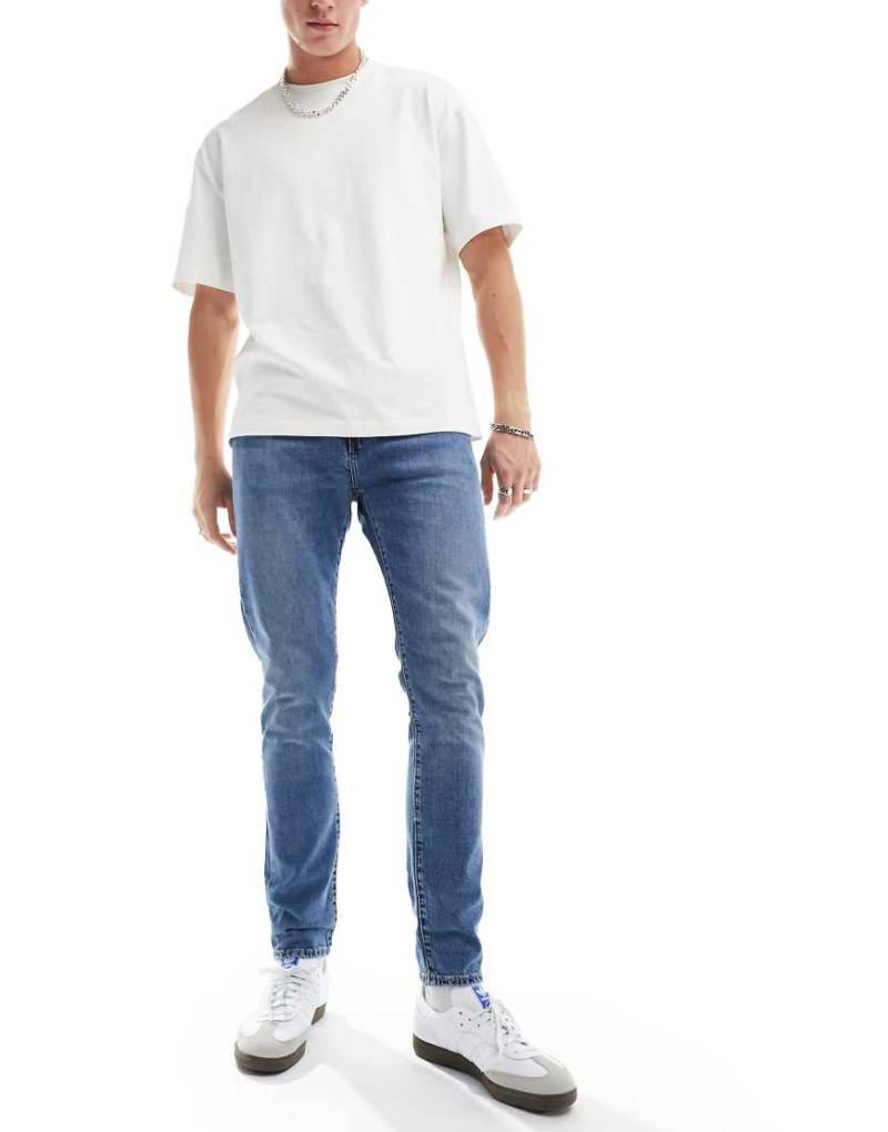 Levi's - 512 - Schmal zulaufende Jeans in mittelblauer Waschung von Levi's
