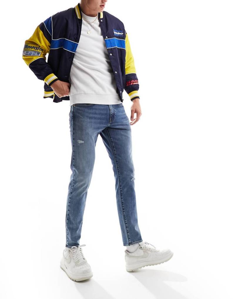 Levi's - 512 - Schmal zulaufende Jeans in verwaschenem Mittelblau mit schmalem Schnitt Levi's - 512 - Schmal zulaufende Jeans in verwaschenem Mittelblau mit schmalem Schnitt von Levi's
