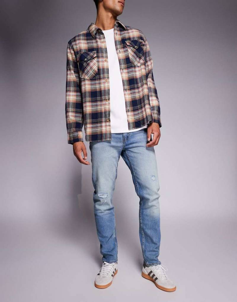 Levi's - 515 - Slim-Fit-Jeans in mittelblauer Waschung mit Abnutzungseffekt von Levi's