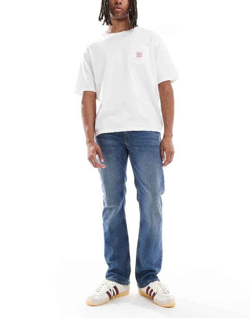 Levi's - 527 - Schmal geschnittene Bootcut-Jeans in mittlerer Waschung-Blau von Levi's