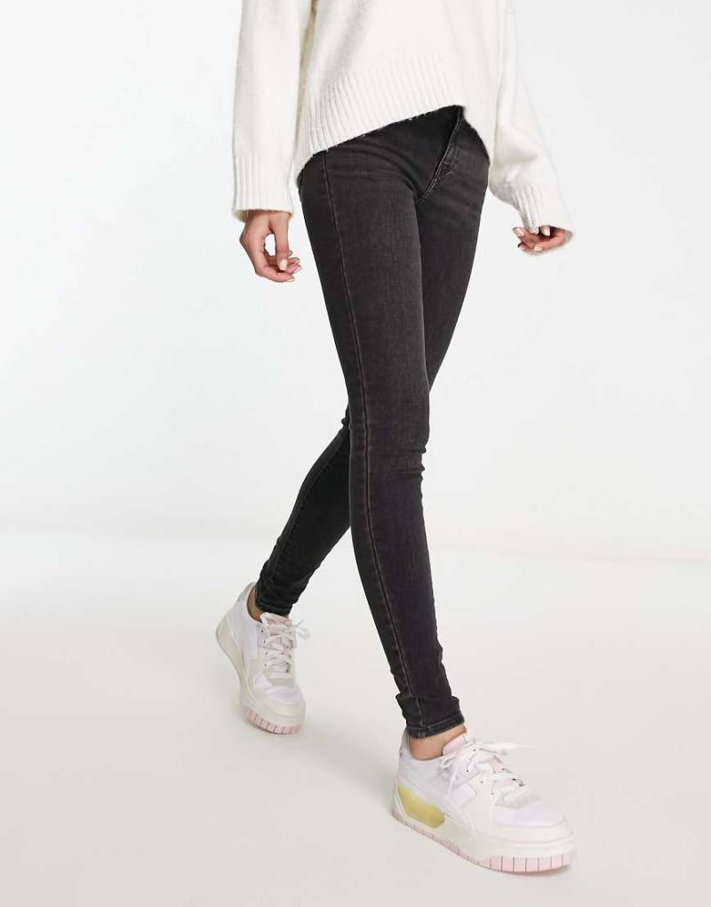 Levi's 710 - Jeans mit superengem Schnitt in verwaschenem Schwarz von Levi's