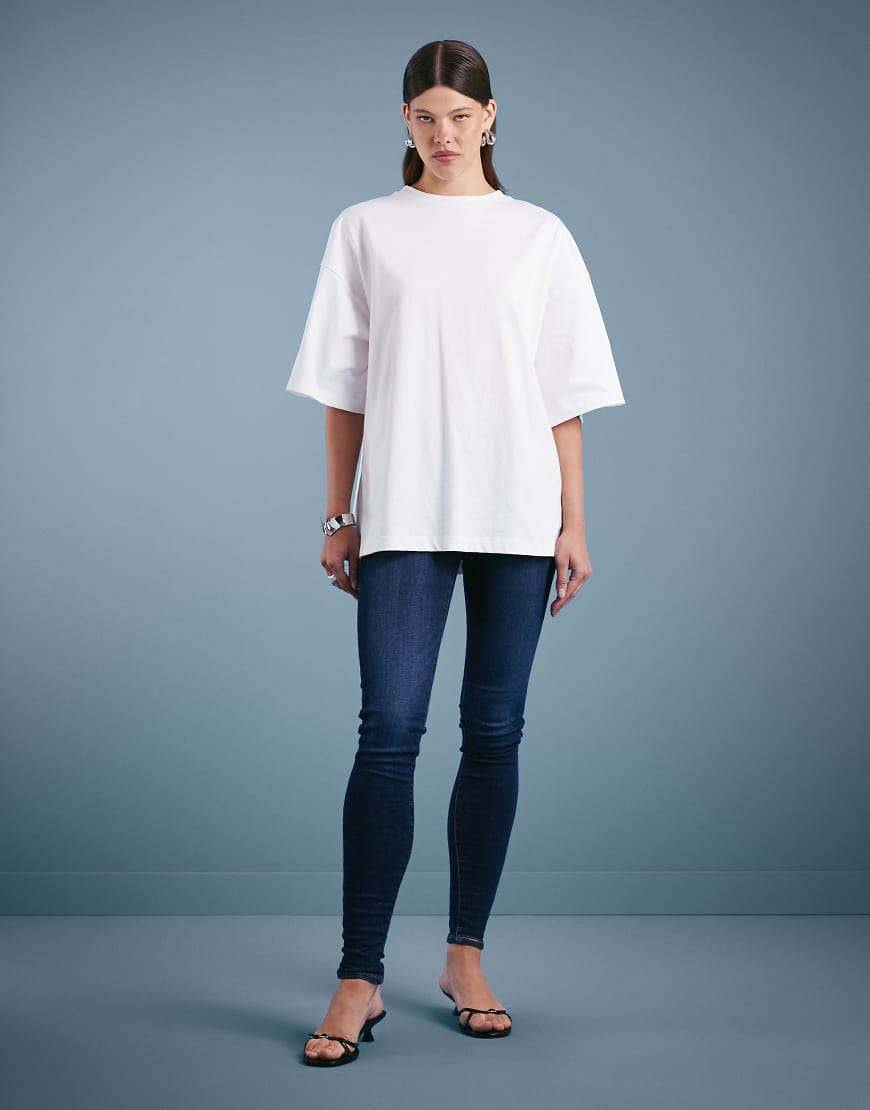 Levi's - 710 - Supereng geschnittene Jeans in Dunkelblau-Marineblau von Levi's