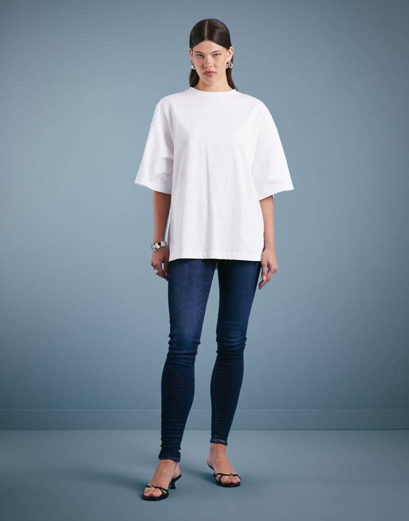 Levi's - 710 - Supereng geschnittene Jeans in Dunkelblau-Marineblau von Levi's