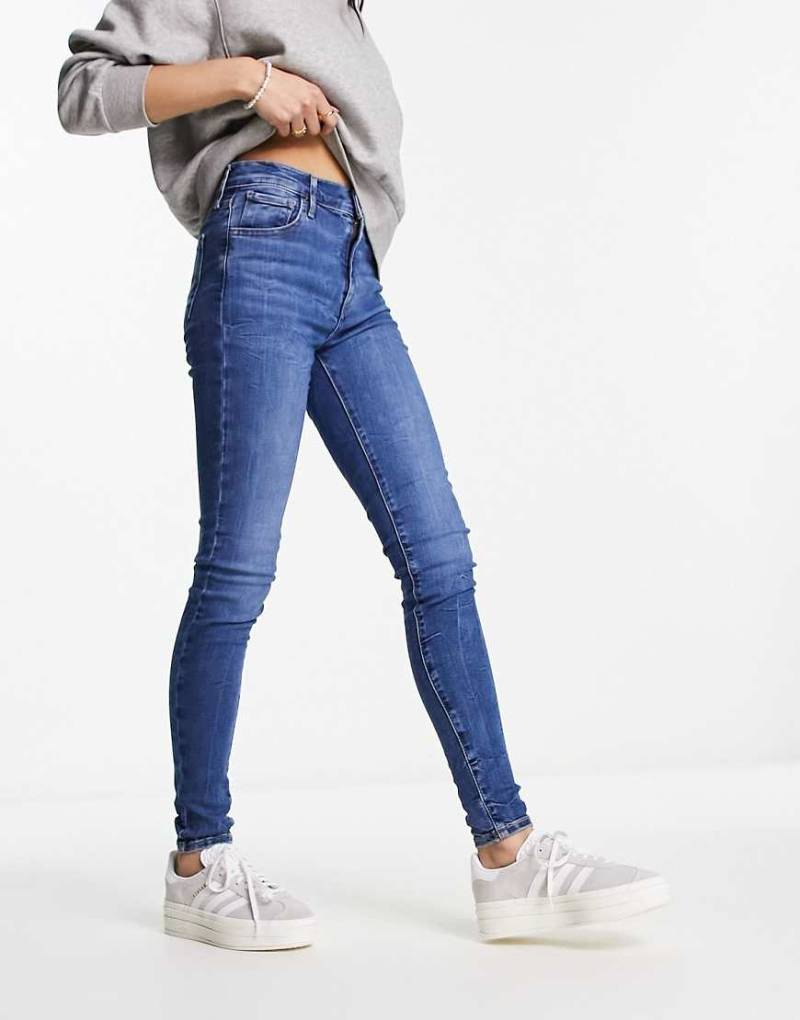 Levi's - 720 - Supereng geschnittene Jeans in mittelblauer Waschung mit hohem Bund Levi's - 720 - Supereng geschnittene Jeans in mittelblauer Waschung mit hohem Bund von Levi's
