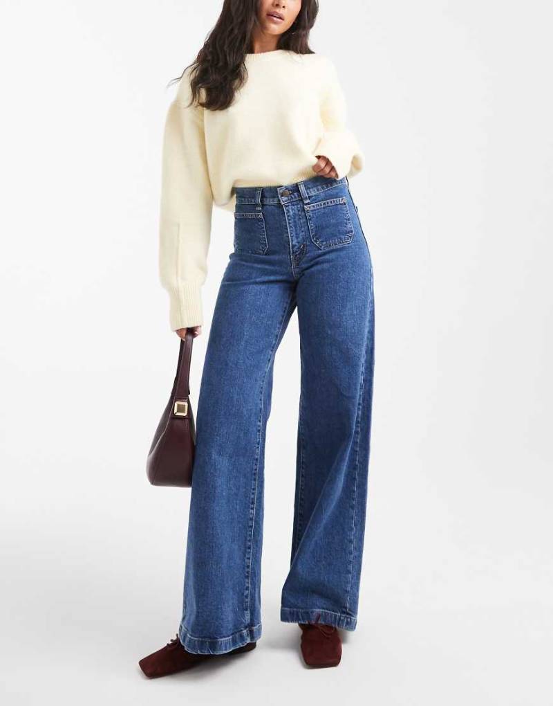 Levi's - 728 - Figurbetonte Jeans aus Stretch mit weitem Bein und hohem Bund in Mittelblau von Levi's