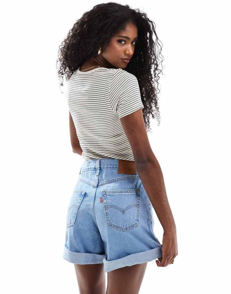 Levi's - 80er-Mom-Shorts in Hellblau mit umgeschlagenem Saum von Levi's