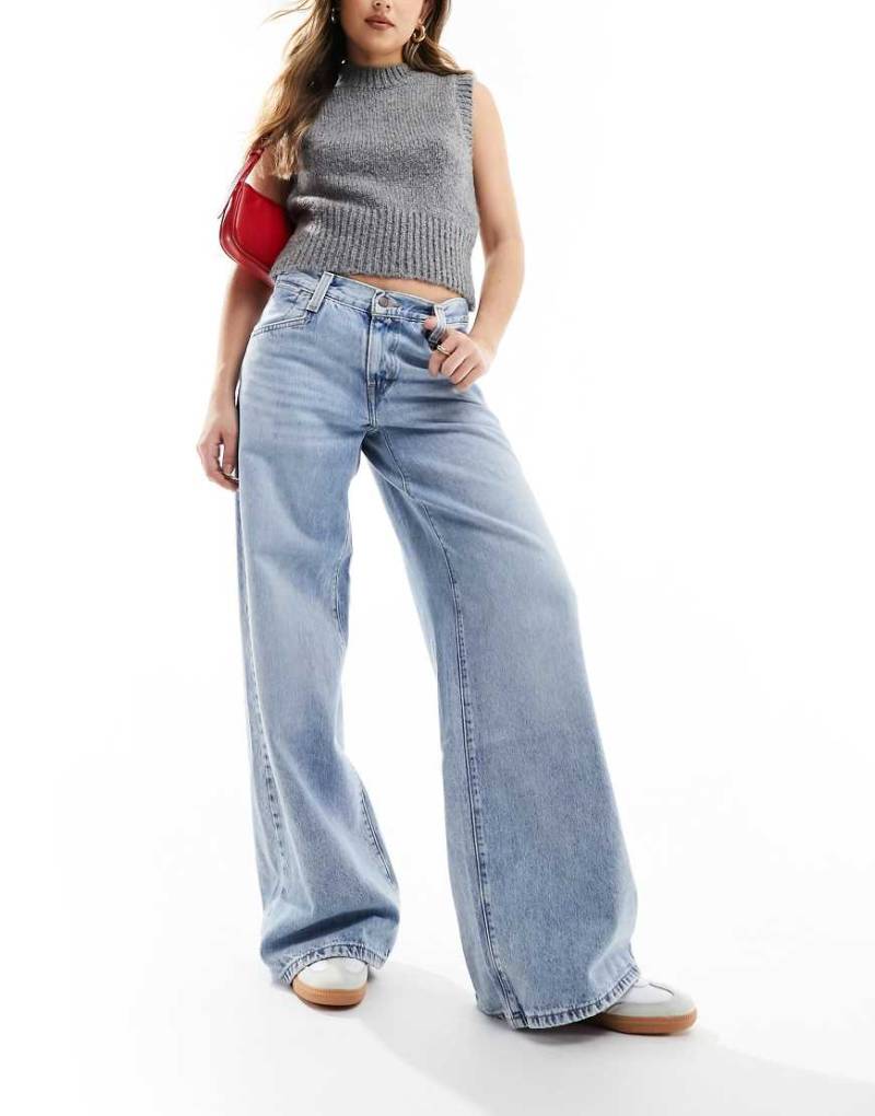 Levi's - '94 - Weit geschnittene Jeans in hellblauer Waschung von Levi's