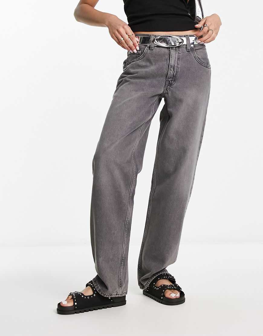 Levi's - 94 - Weite Jeans in verwaschenem Schwarz mit silbernem Etikett von Levi's