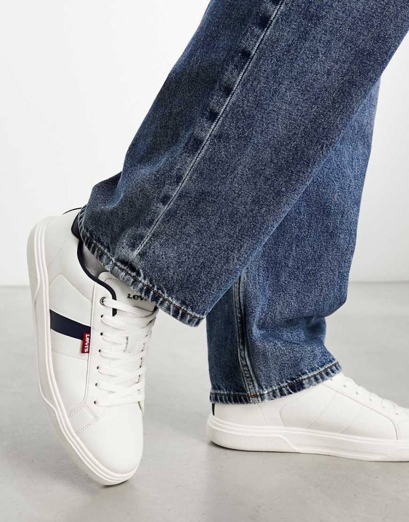 Levi's - Archie - Sneaker in Weiß mit rotem Logo-Etikett von Levi's